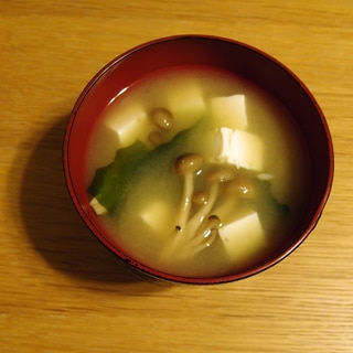 白だしで簡単に☆しめじとワカメと豆腐のお味噌汁